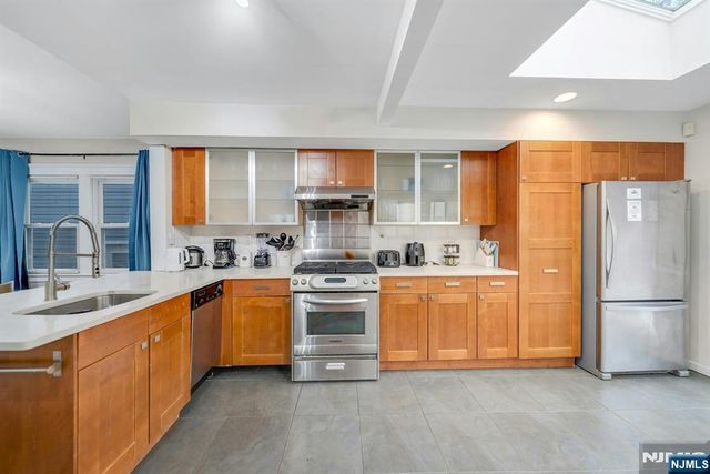 31 72nd Street, North Bergen, NJ 07047