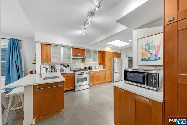 31 72nd Street, North Bergen, NJ 07047