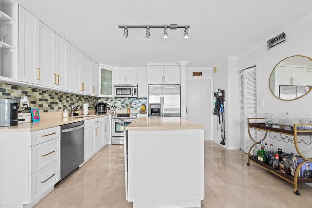 600 NE 36th Street 606, Miami, FL 33137