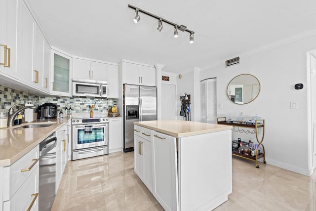 600 NE 36th Street 606, Miami, FL 33137