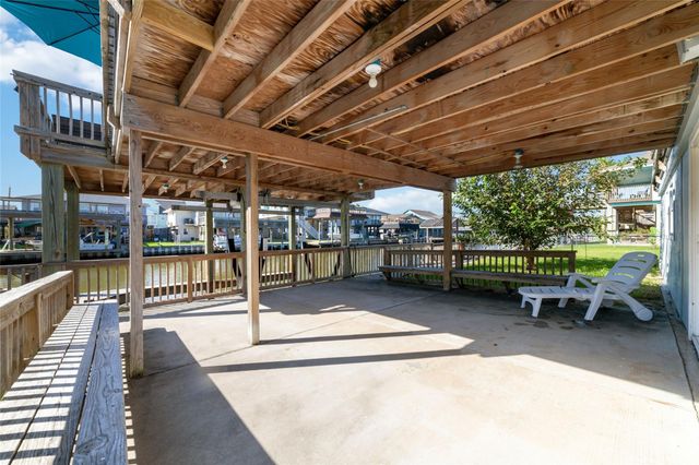 196 Barracuda Street, Bayou Vista, TX 77563