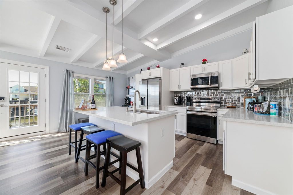 196 Barracuda Street, Bayou Vista, TX 77563