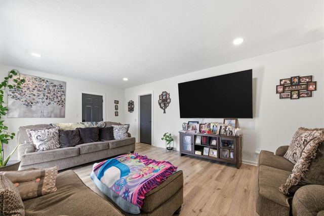 2739 S Rose Marie Ct, Wichita, KS 67216