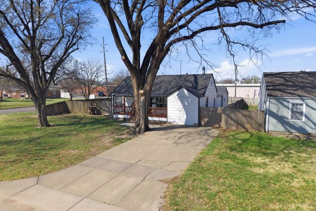 2739 S Rose Marie Ct, Wichita, KS 67216