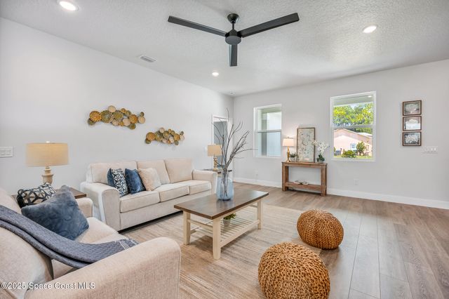 825 Santo Domingo Avenue SW, Palm Bay, FL 32908