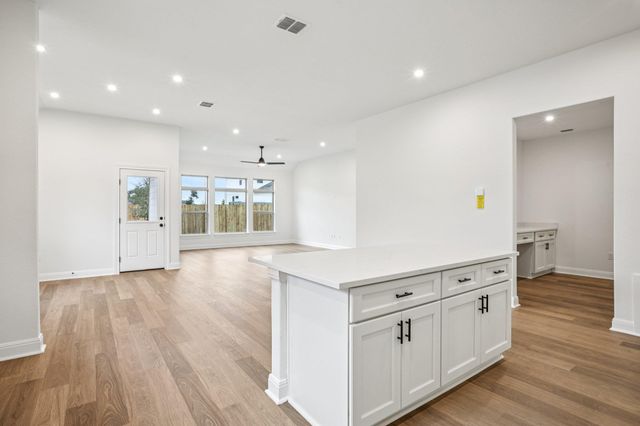 581 Treadwell LN, Kyle, TX 78640