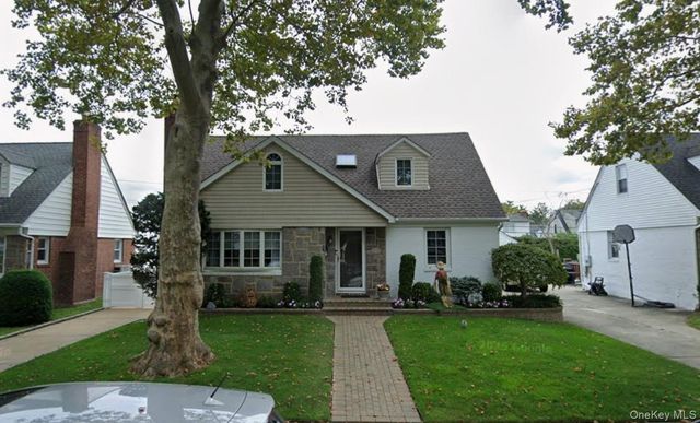 43 Beechwood Lane, New Hyde Park, NY 11040