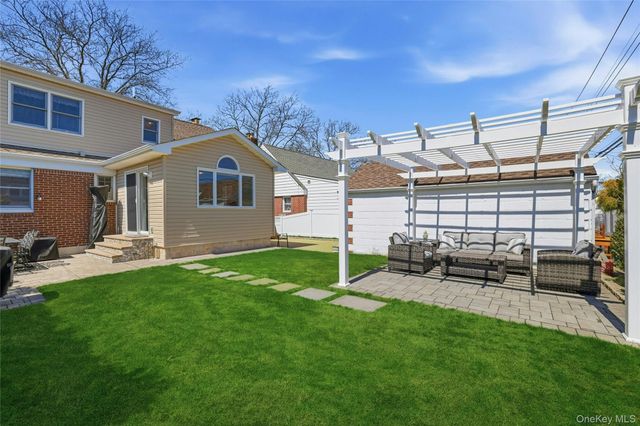 43 Beechwood Lane, New Hyde Park, NY 11040