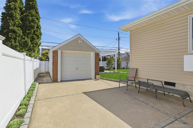 43 Beechwood Lane, New Hyde Park, NY 11040
