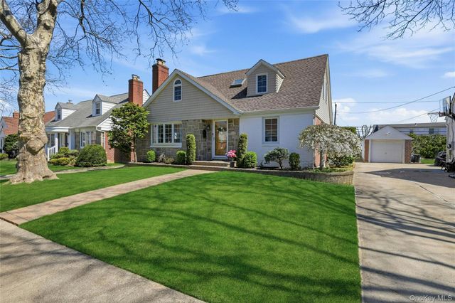 43 Beechwood Lane, New Hyde Park, NY 11040