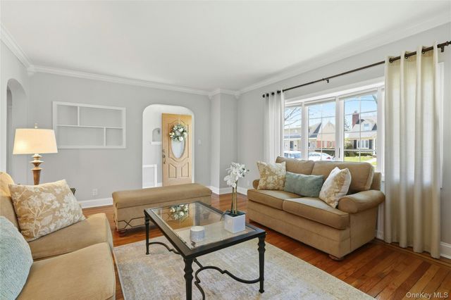 43 Beechwood Lane, New Hyde Park, NY 11040