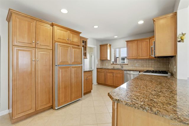 43 Beechwood Lane, New Hyde Park, NY 11040