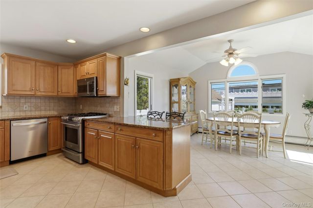 43 Beechwood Lane, New Hyde Park, NY 11040