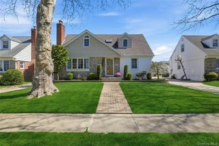 43 Beechwood Lane, New Hyde Park, NY 11040