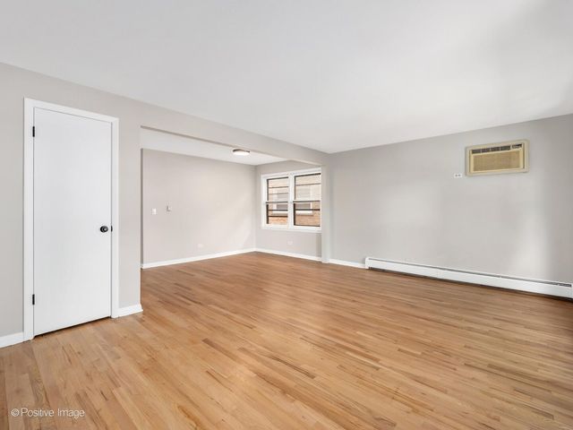 8631 W SUMMERDALE Avenue, Chicago, IL 60656