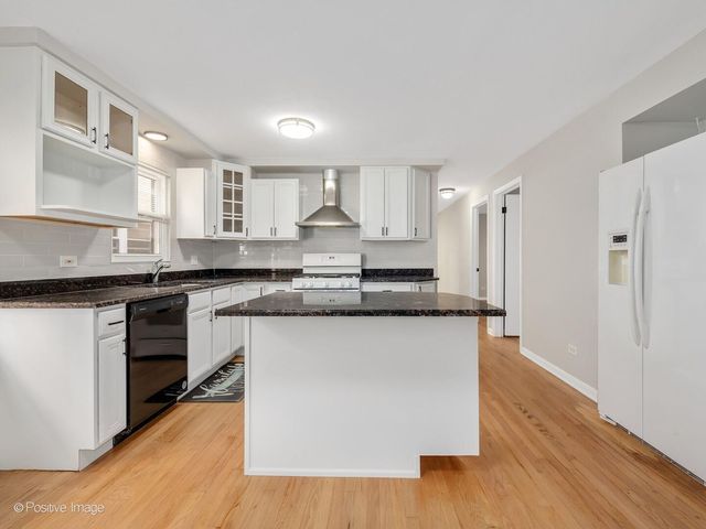 8631 W SUMMERDALE Avenue, Chicago, IL 60656