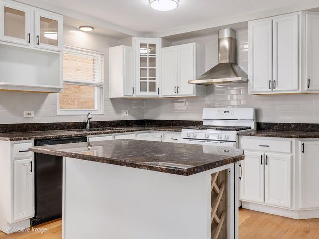 8631 W SUMMERDALE Avenue, Chicago, IL 60656