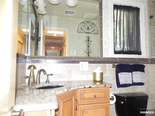 8 MARIANI DR, Little Ferry, NJ 07643