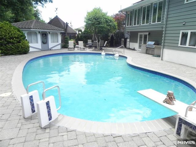 8 MARIANI DR, Little Ferry, NJ 07643