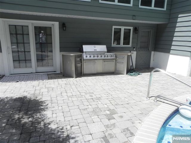 8 MARIANI DR, Little Ferry, NJ 07643