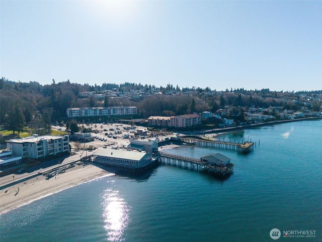 702 S 280th St, Des Moines, WA 98198