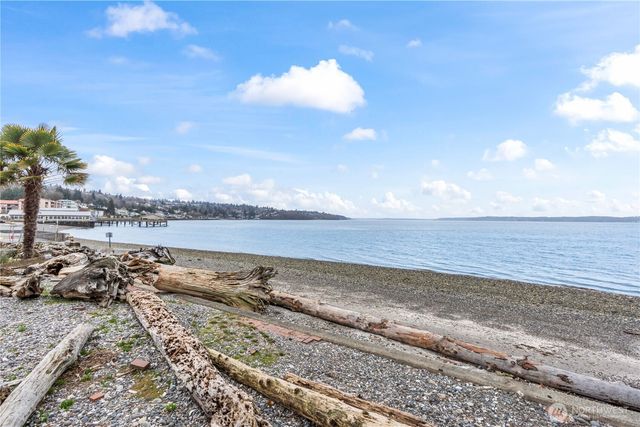 702 S 280th St, Des Moines, WA 98198