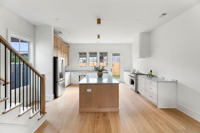 2 F Street, Charleston, SC 29403