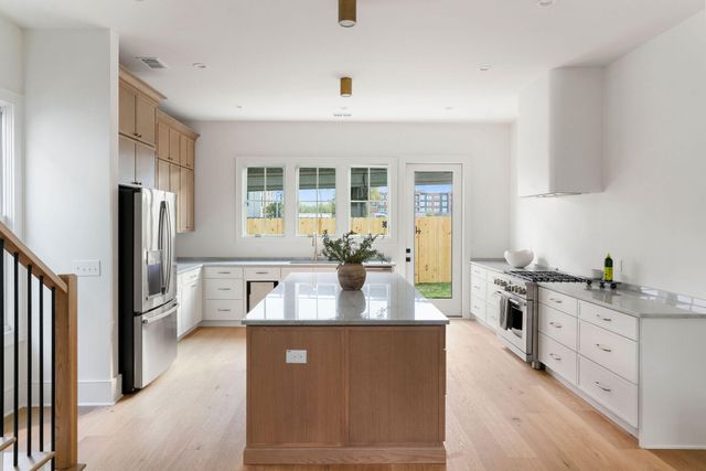 2 F Street, Charleston, SC 29403