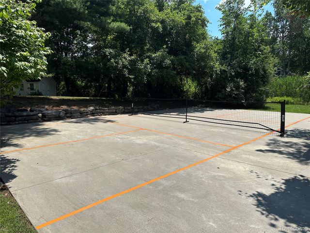 962 Hidden Valley Drive, Orion Charter Township, MI 48362