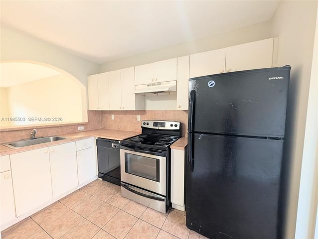 945 NE 33rd Ter 102, Homestead, FL 33033