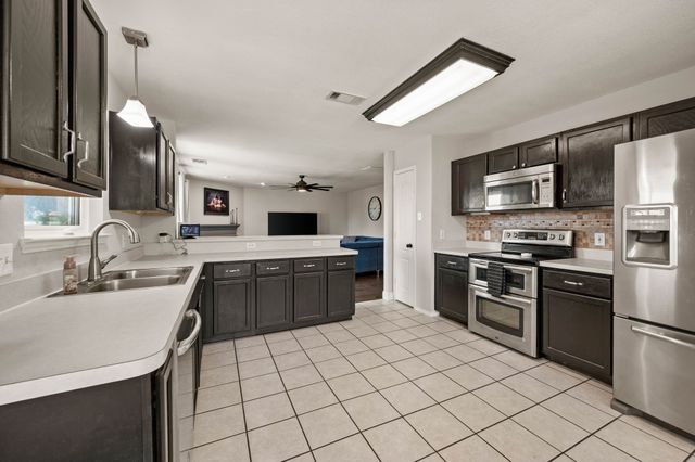 1040 Canyon Drive, Justin, TX 76247