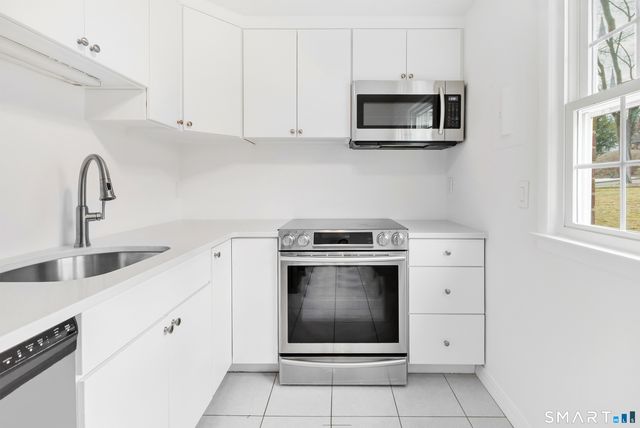60 Heritage Hill Road APT A, New Canaan, CT 06840