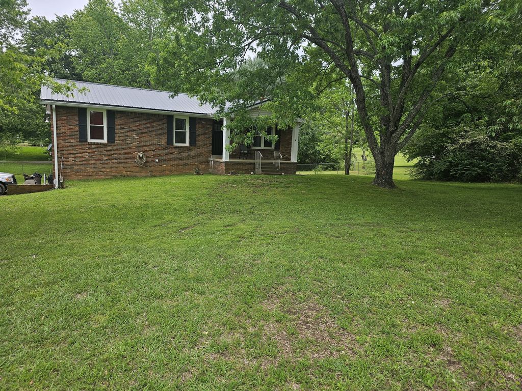 1207 Old Charlotte Rd, White Bluff, TN 37187