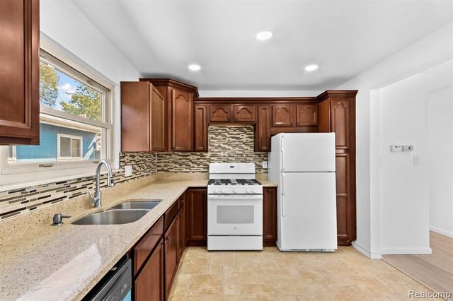 25455 Hanover Street, Dearborn Heights, MI 48125