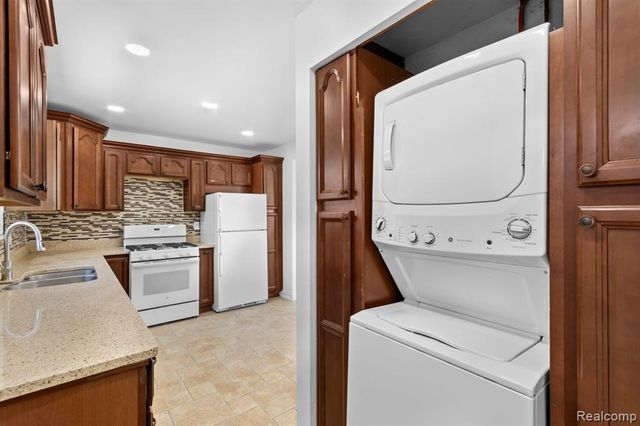25455 Hanover Street, Dearborn Heights, MI 48125