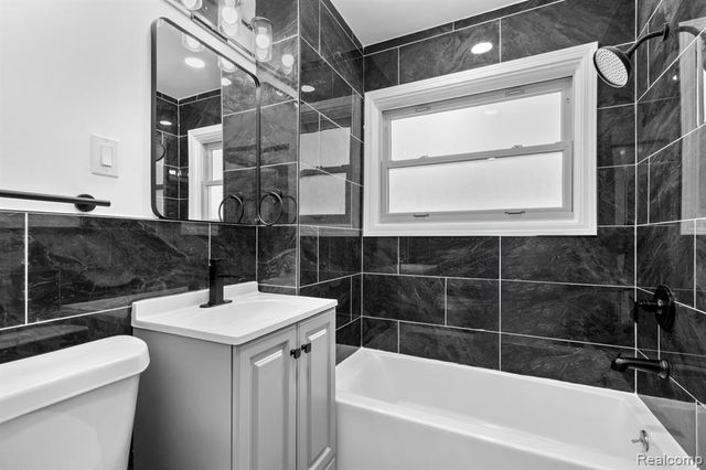 25455 Hanover Street, Dearborn Heights, MI 48125