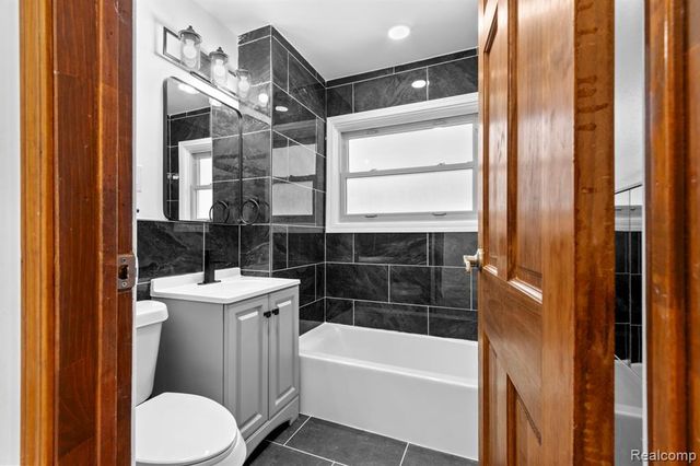 25455 Hanover Street, Dearborn Heights, MI 48125
