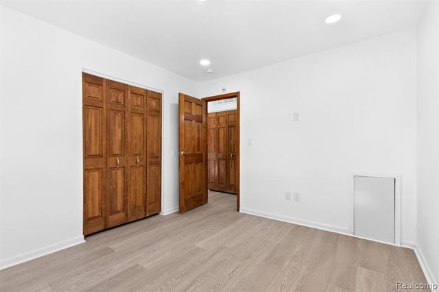 25455 Hanover Street, Dearborn Heights, MI 48125