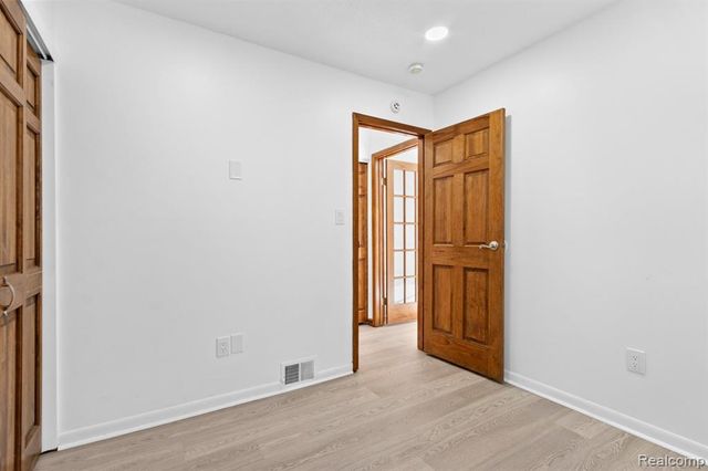 25455 Hanover Street, Dearborn Heights, MI 48125