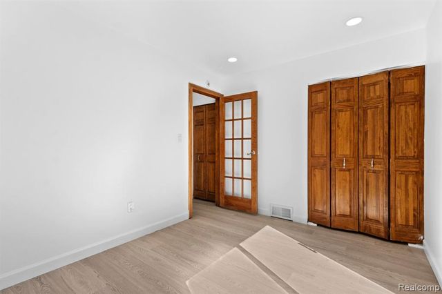 25455 Hanover Street, Dearborn Heights, MI 48125