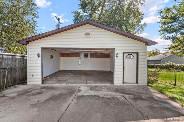 25455 Hanover Street, Dearborn Heights, MI 48125