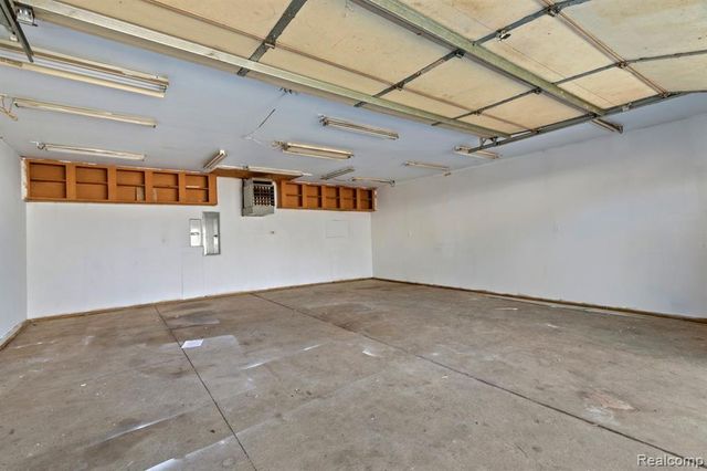 25455 Hanover Street, Dearborn Heights, MI 48125