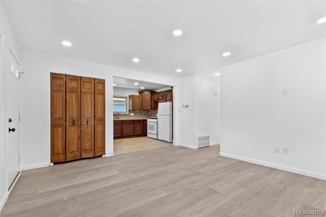 25455 Hanover Street, Dearborn Heights, MI 48125