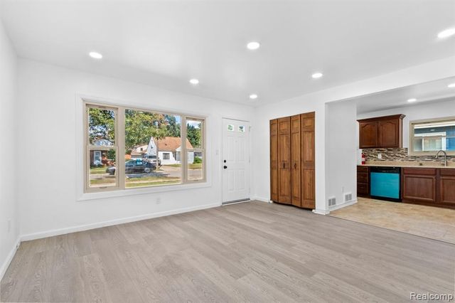 25455 Hanover Street, Dearborn Heights, MI 48125