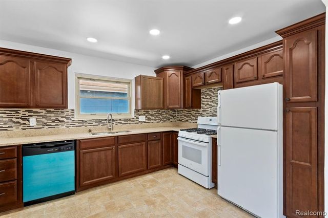 25455 Hanover Street, Dearborn Heights, MI 48125