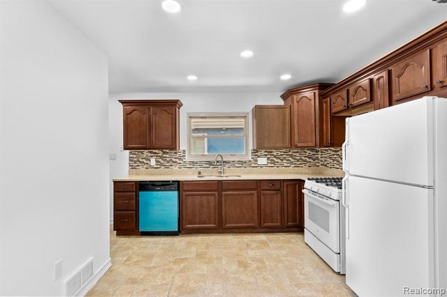 25455 Hanover Street, Dearborn Heights, MI 48125