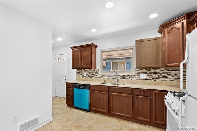25455 Hanover Street, Dearborn Heights, MI 48125