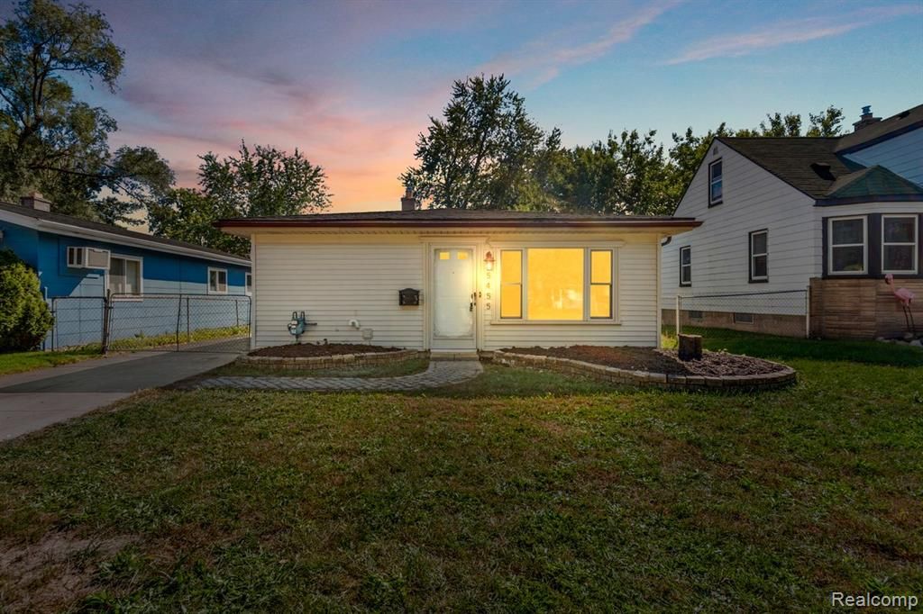 25455 Hanover Street, Dearborn Heights, MI 48125