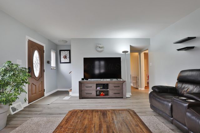 404 Old Village Road, Columbus, OH 43228