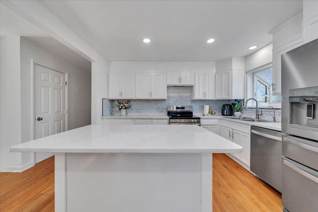 5572 Ambassador DR, Roanoke, VA 24019